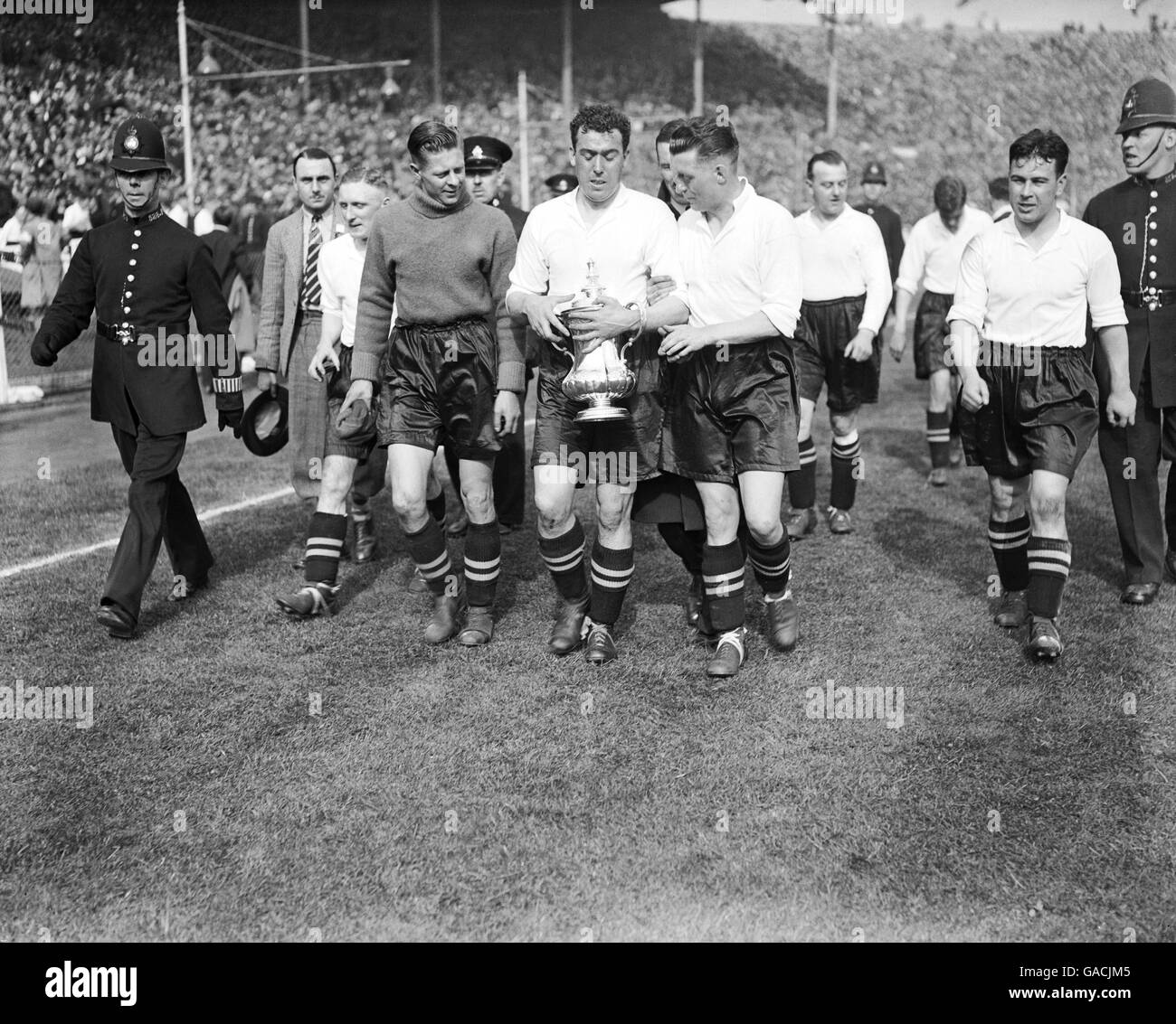 Everton's Bill 'Dixie' Dean (c) holds onto the FA Cup as he and his teammates do a lap of honour following their 3-1 victory Stock Photo