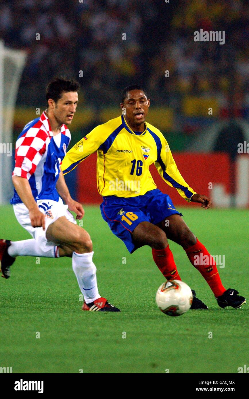 Soccer - FIFA World Cup 2002 - Group G - Ecuador v Croatia. Ecuador's Clever Chala (r) and Croatia's Robert Kovac battle for the ball Stock Photo