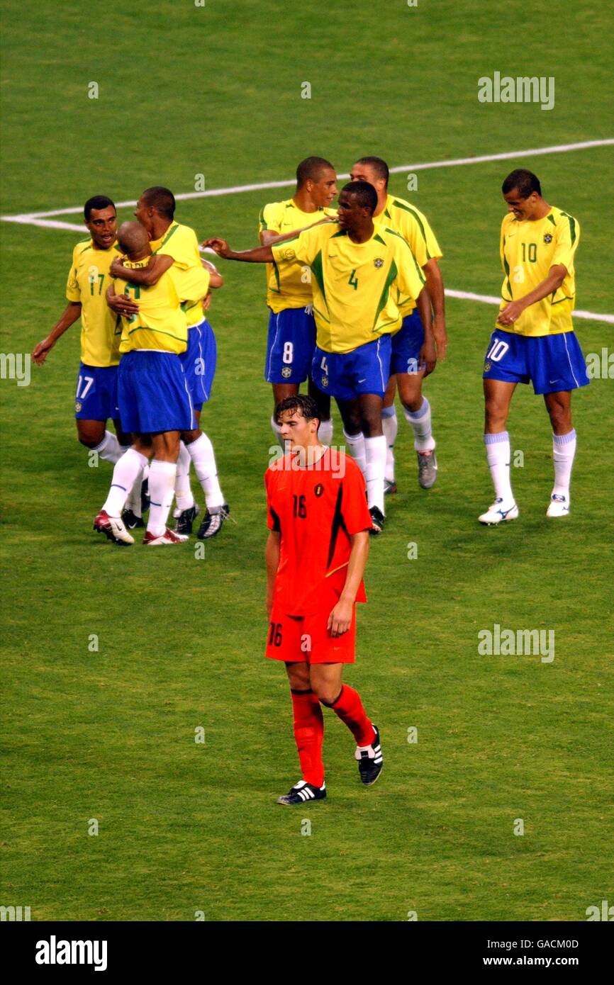 Soccer - FIFA World Cup 2002 -Brazil v Belgium - Second Round. A dejected Daniel Van Buyten of Belgium as Brazil celebrate their second goal scored by Ronaldo Stock Photo