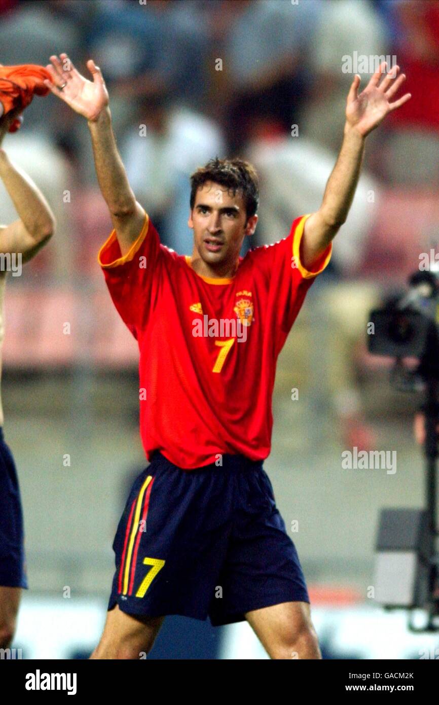 Soccer -FIFA World Cup 2002 - Group B - Spain v Paraguay. Spain's Raul waves to the fans at the full time whistle Stock Photo