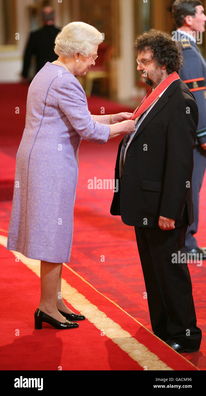Dramatist Stephen Poliakoff receives his CBE, Commander of the British Empire, medal from Queen Elizabeth II at Buckingham Palace. Stock Photo