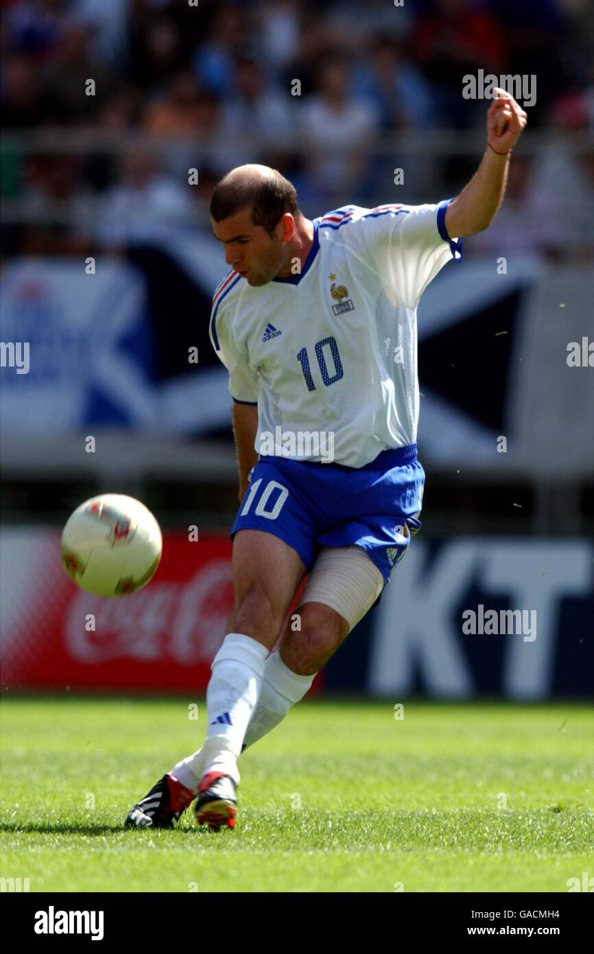 Zinedine zidane 2002 hi-res stock photography and images - Alamy
