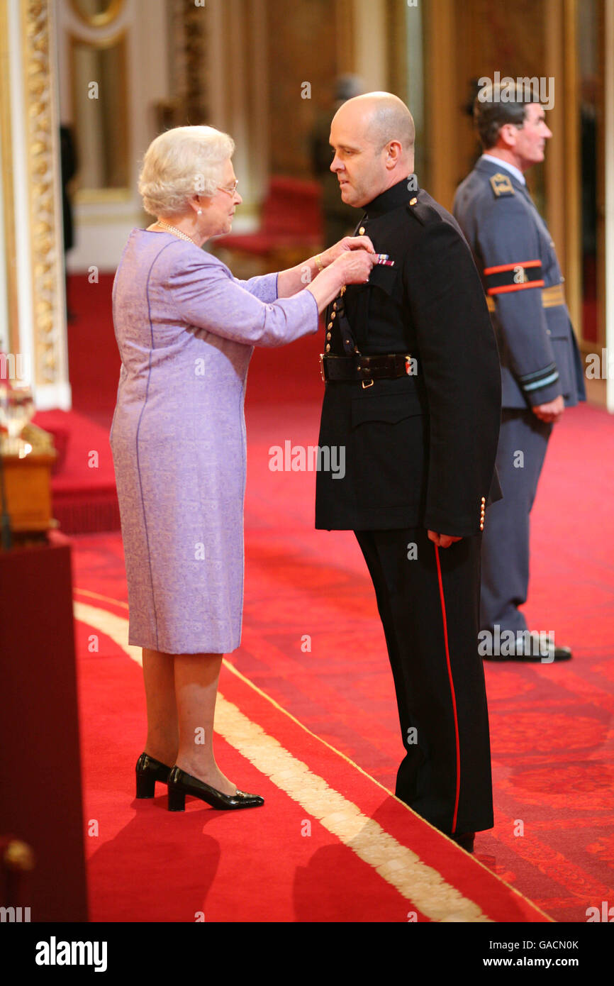 Warrant Officer Class 1 William Mott, Welsh Guards, is made an OBE by The Queen at Buckingham Palace. Stock Photo