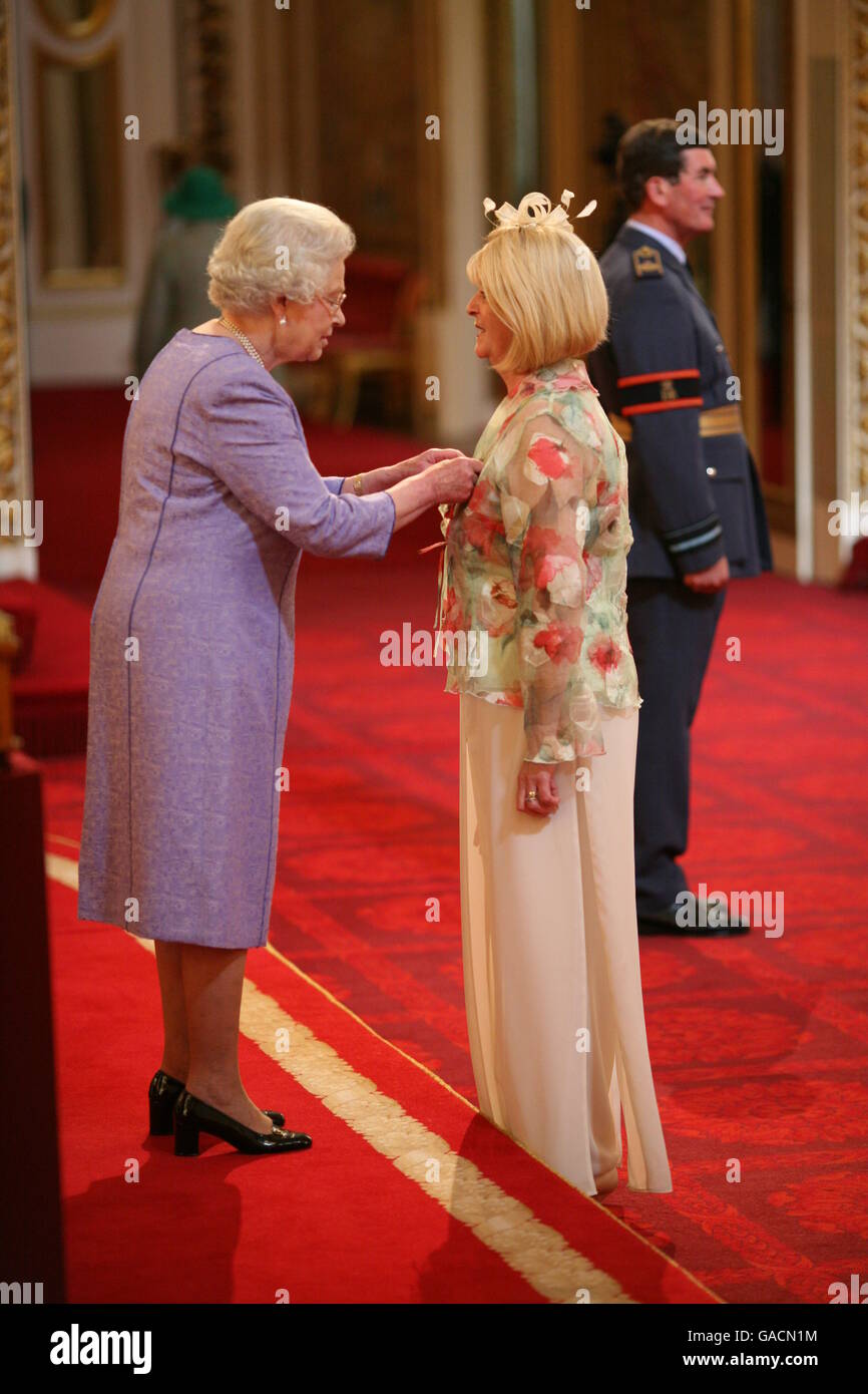 Mrs Elaine Wright, from Higher Openshaw, is made an MBE by The Queen at Buckingham Palace. Stock Photo