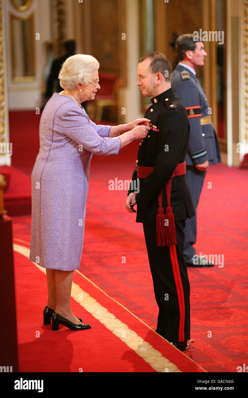 Major Colin Whitworth, The Royal Logistic Corps, is made an MBE by The Queen at Buckingham Palace. Stock Photo