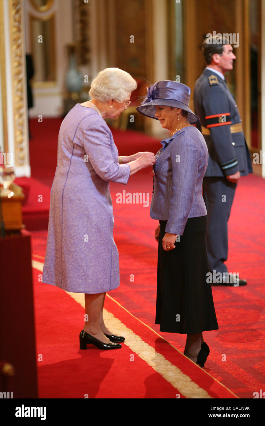 Mrs Anne Evans, from Long Compton, is made an OBE by The Queen at Buckingham Palace. Stock Photo