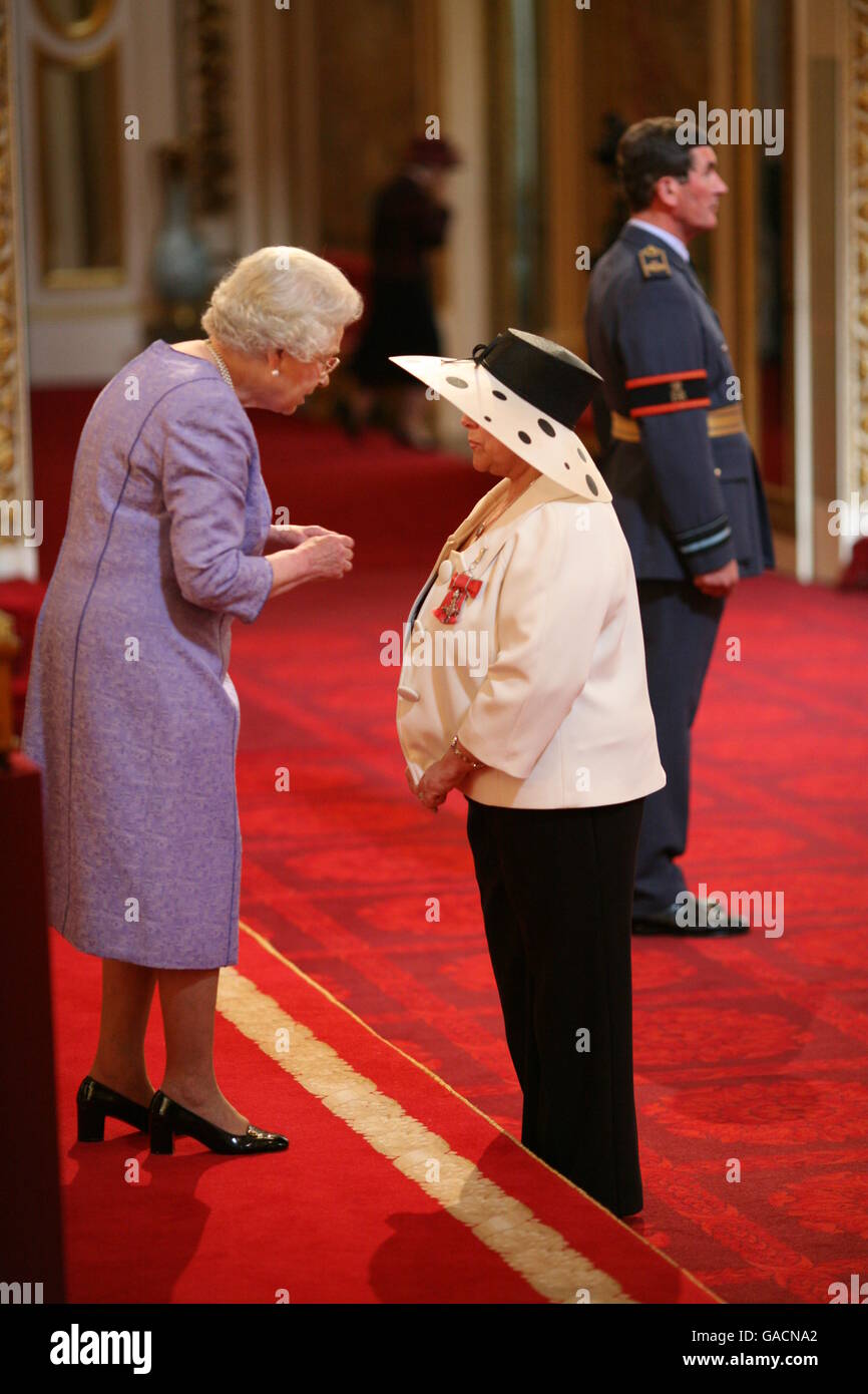 Mrs Jan Howell, from Manchester, is made an MBE by The Queen at Buckingham Palace. Stock Photo