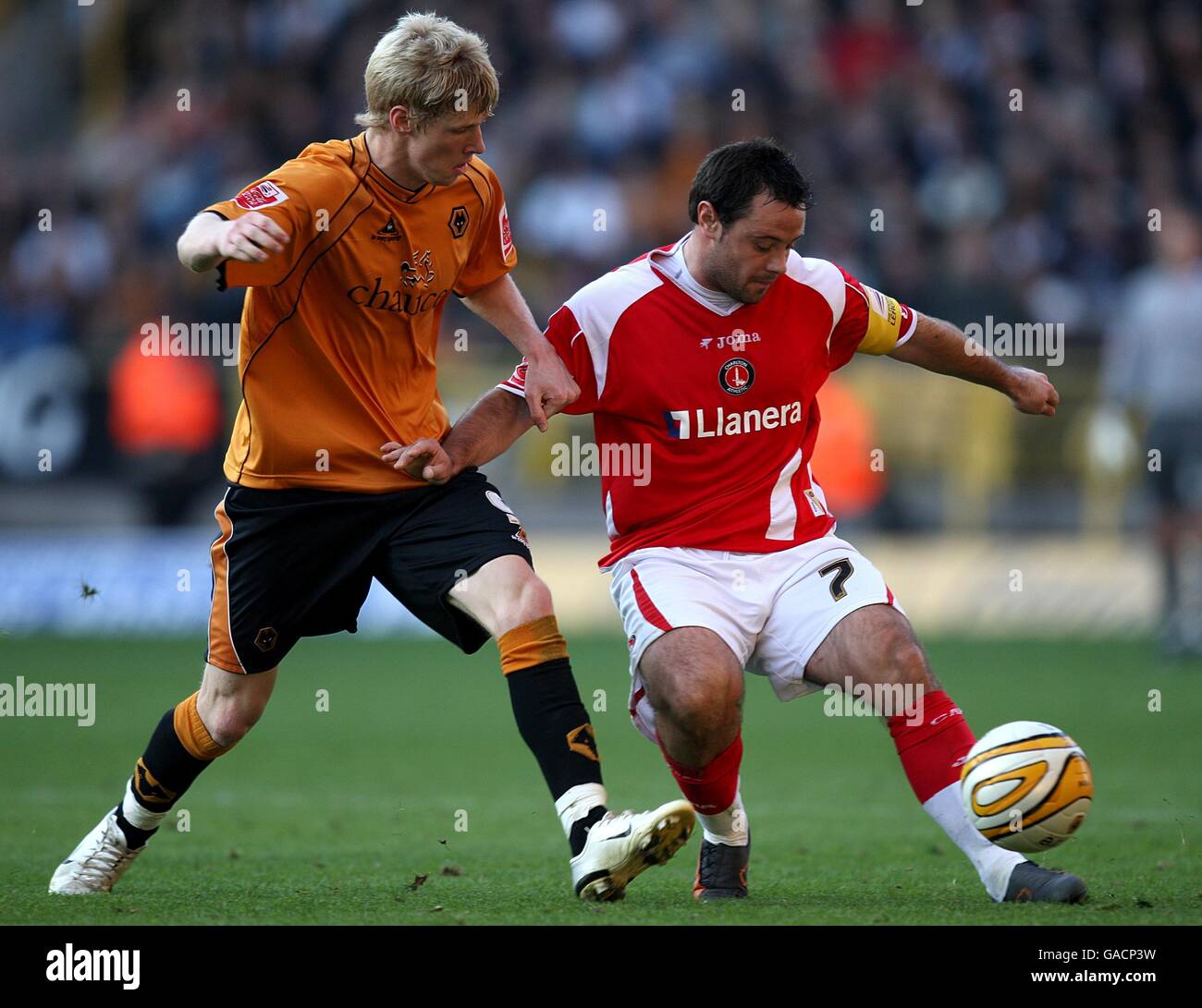 Soccer - Coca-Cola Football League Championship - Wolverhampton Wanderers v Charlton Athletic - Molineux Stadium. Wolverhampton Wanderers' Andrew Keogh (l) and Charlton Athletic's Andy Reid (r) battle for the ball Stock Photo