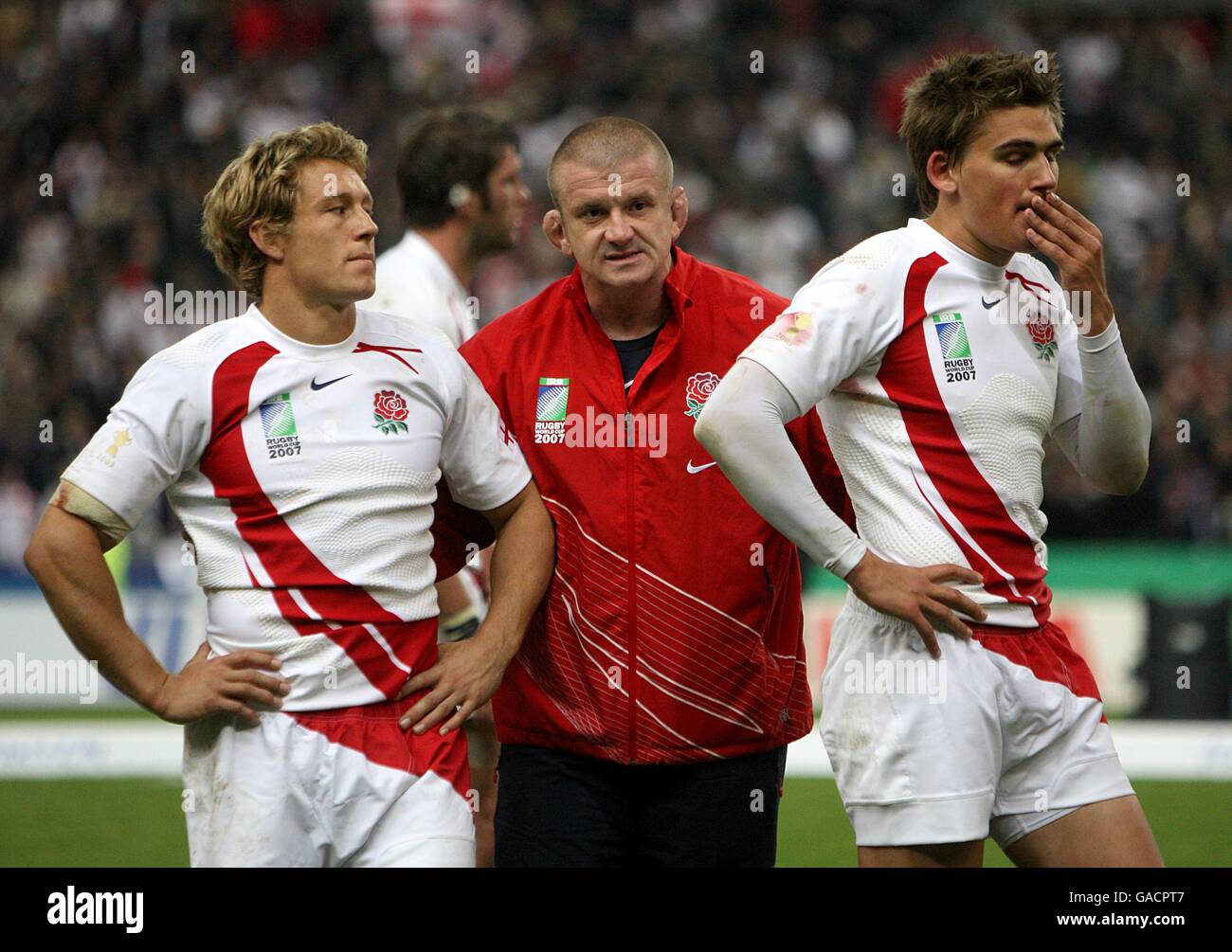 Rugby Union - IRB Rugby World Cup - Final - England v South Africa - Stade de France. England's Jonny Wilkinson, Toby Flood (r) and coach Graham Rowntree (c) stand dejected after the final whistle Stock Photo