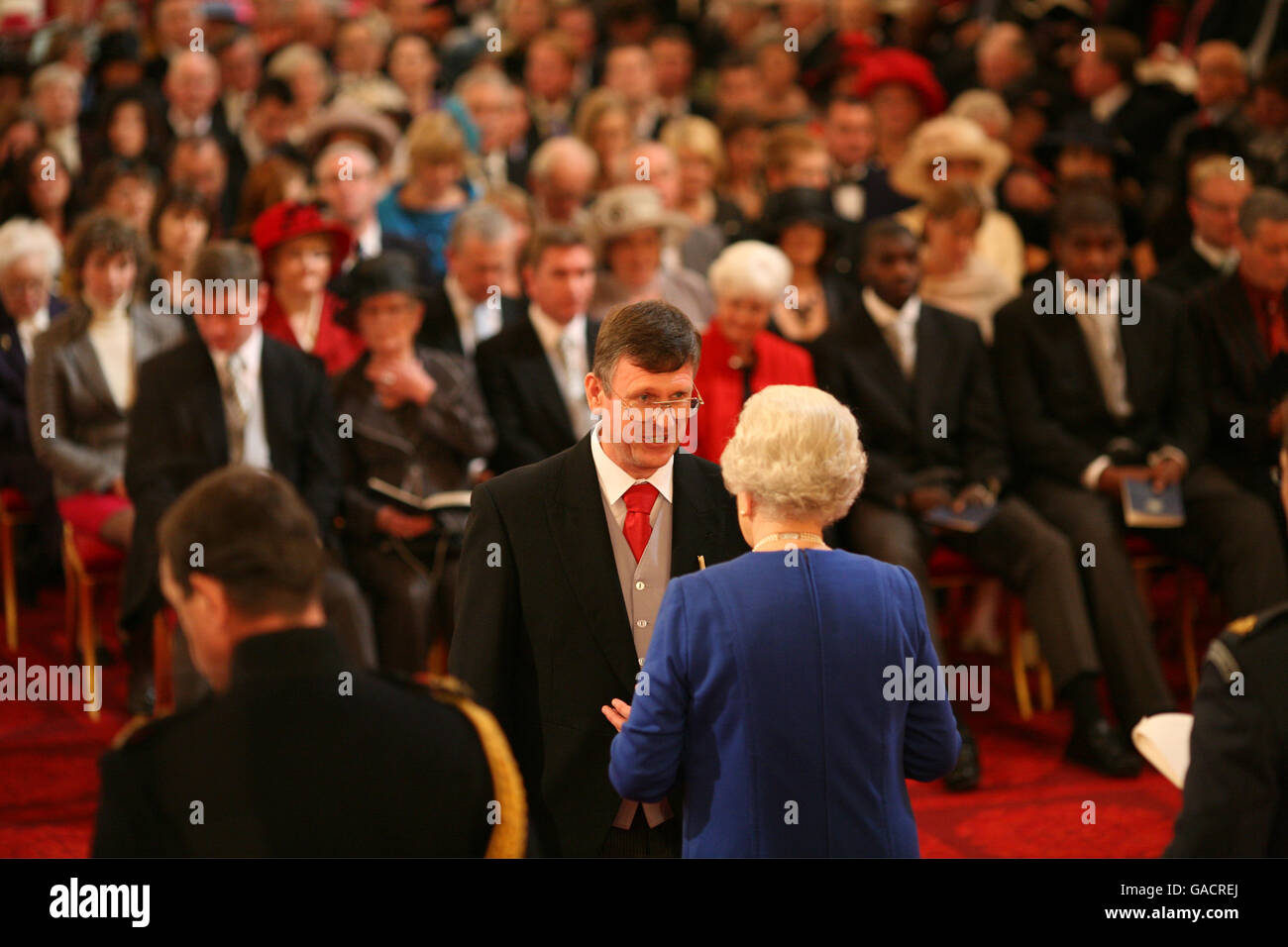 Mr. Ronald Wright, from Carlisle, is made an MBE by The Queen at Buckingham Palace. Stock Photo