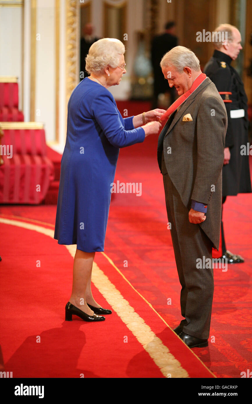 Lieutenant Colonel Duncan Green, from Wilton, is made a CBE by The Queen at Buckingham Palace. Stock Photo