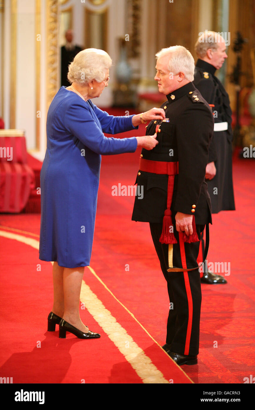Lieutenant Colonel Timothy Sandiford receives an MBE from The Queen at Buckingham Palace. Stock Photo