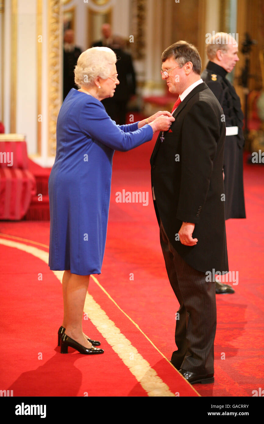 Mr. Ronald Wright, from Carlisle, is made an MBE by The Queen at Buckingham Palace. Stock Photo