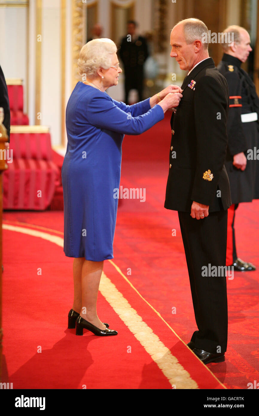 Warrant Officer 1st Class Martin Allen is made an MBE by The Queen at Buckingham Palace. Stock Photo
