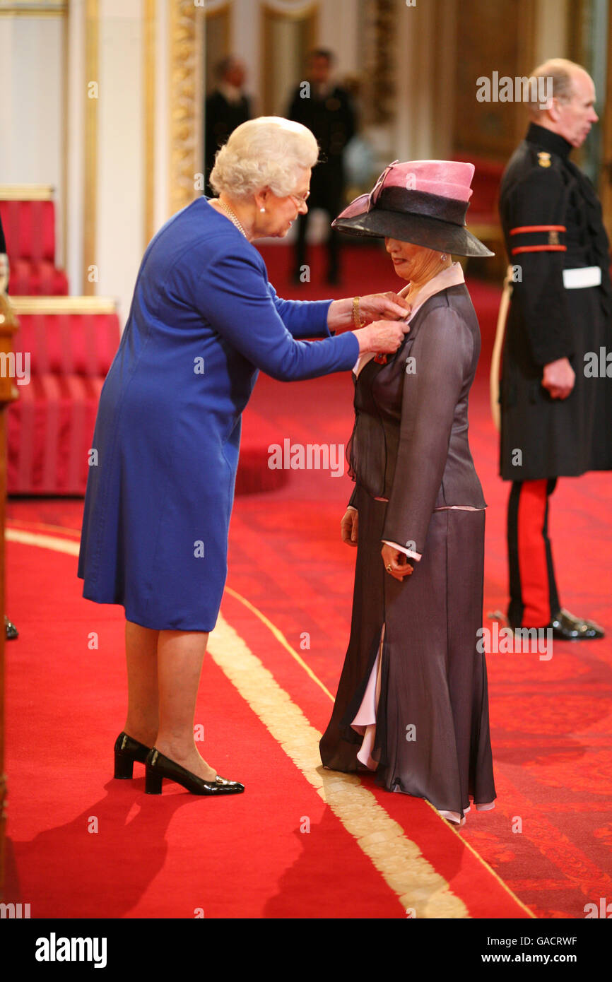 Mrs Jacqueline Agnew, from Bathgate, is made an MBE by The Queen at Buckingham Palace. Stock Photo