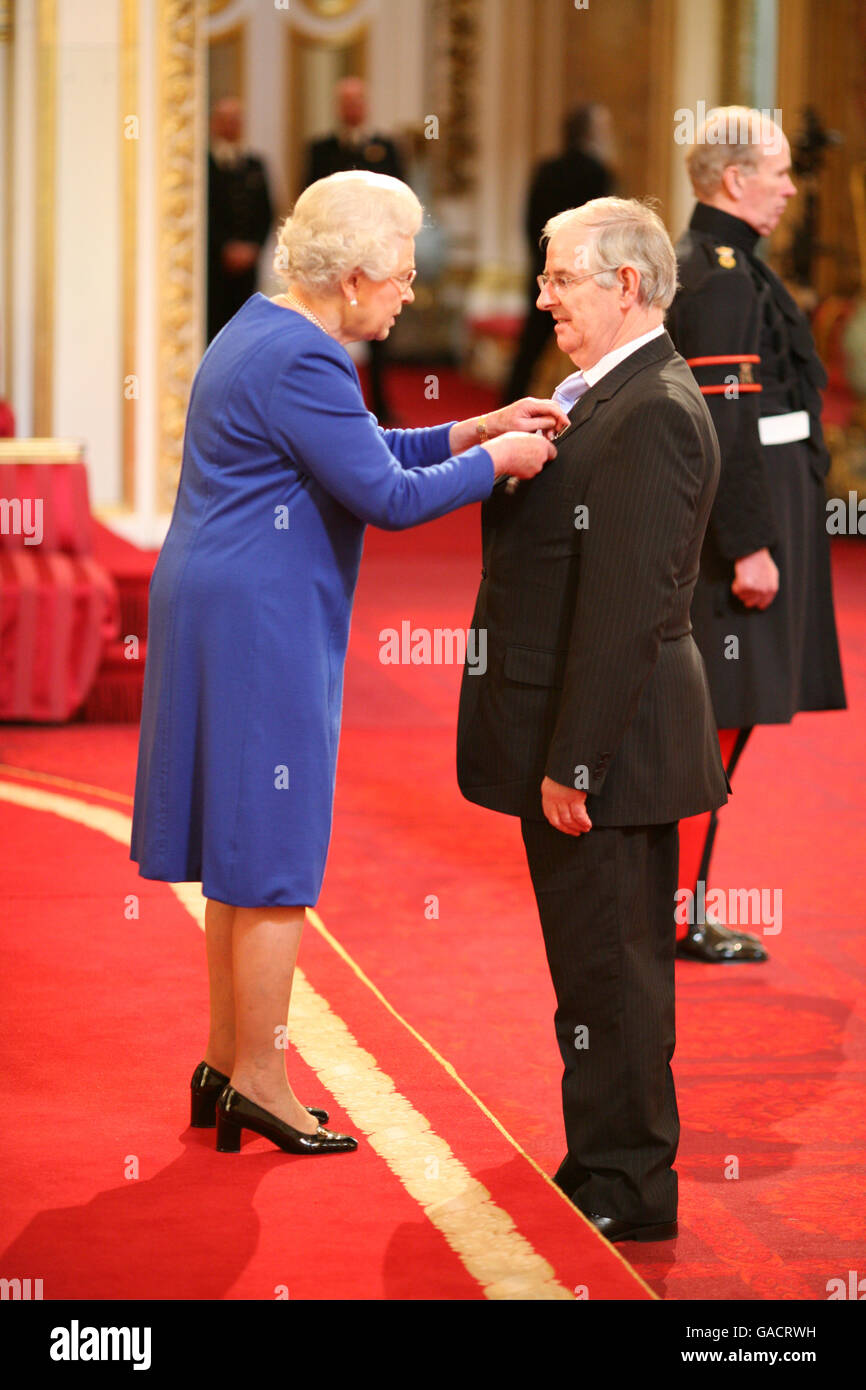 Mr. Kenneth Reeves, from Kington, is made an MBE by The Queen at Buckingham Palace. Stock Photo