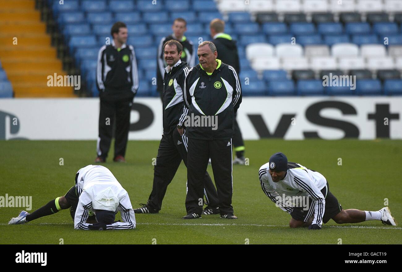 Soccer - UEFA Champions League - Group B - Chelsea v Schalke 04 - Chelsea Training - Stamford Bridge. Chelsea's assistant manager Steve Clarke and manager Avram Grant during training Stock Photo