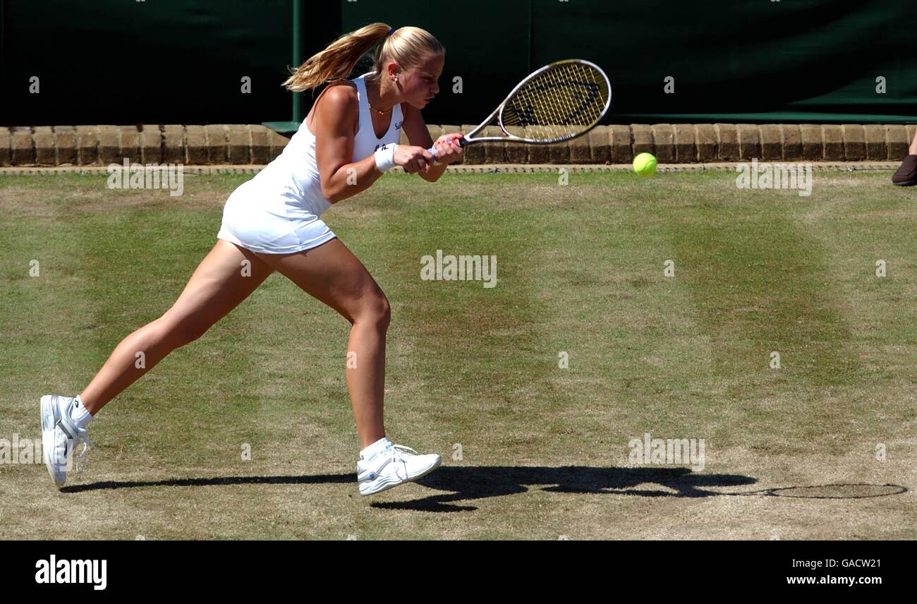 Tennis, Wimbledon 2002, Second Round. Jelena Dokic in action against Kveta Hrdlickova Stock Photo