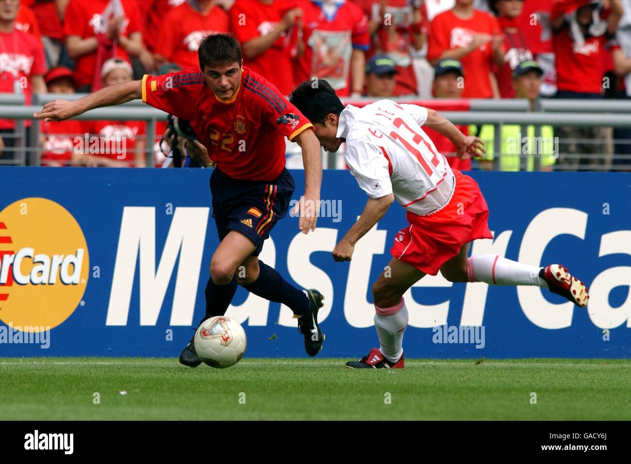 Soccer - FIFA World Cup 2002 - Quarter Final - Spain v Republic Of Korea. Spain's Joaquin (c) gets past Korea's Yong Eul Lee (l) Stock Photo