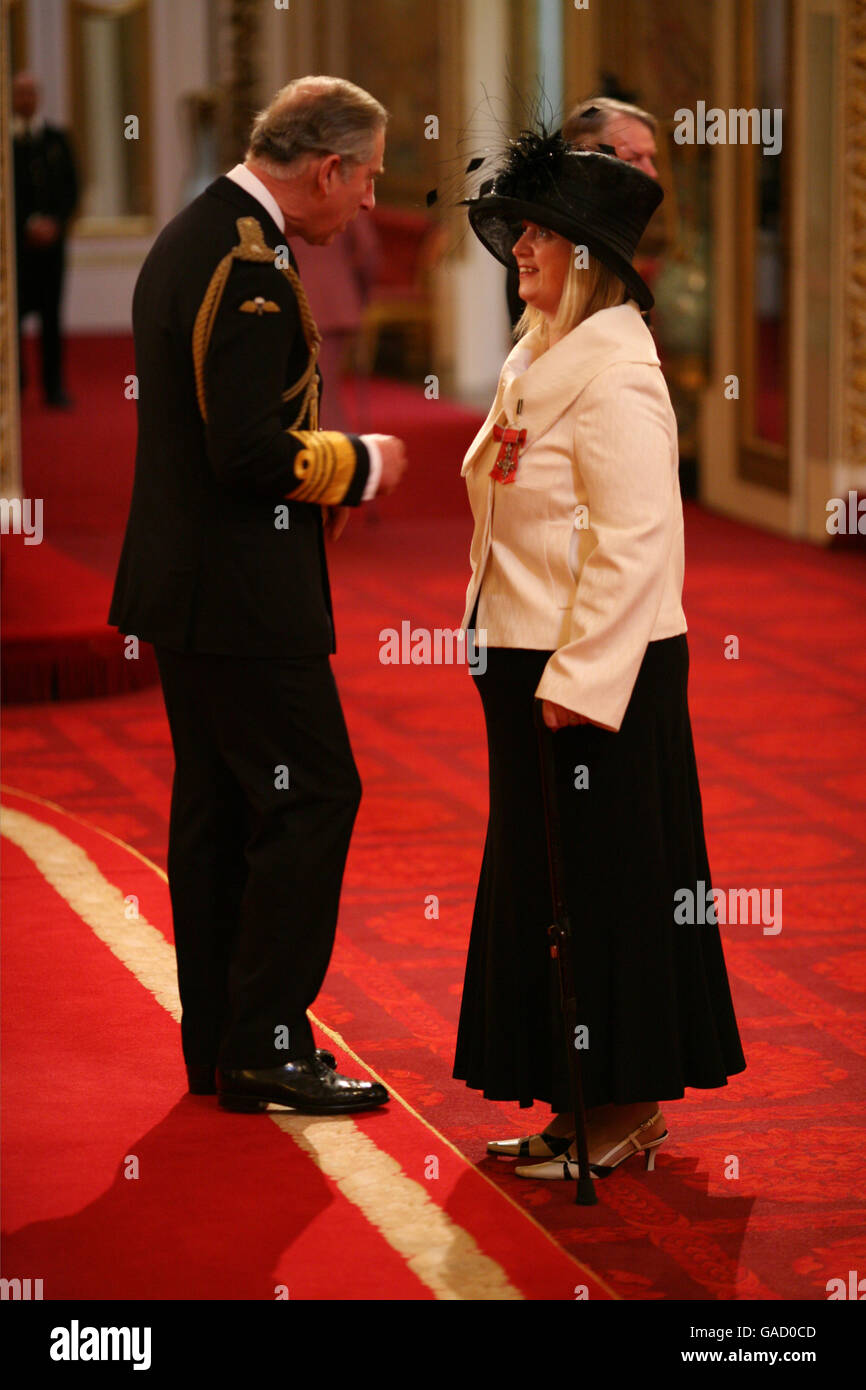 Mrs Lorna White is made an MBE by the Prince of Wales at Buckingham Palace. This picture must be credited to PA Photos. Stock Photo