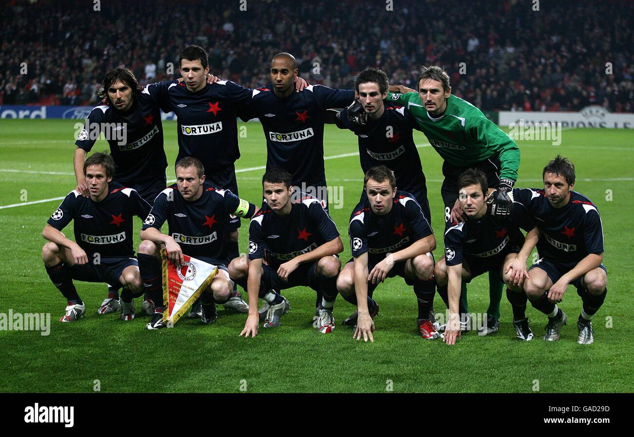 Soccer - UEFA Champions League - Group H - Slavia Prague v Arsenal - Evzena  Rosickeho Stadium. Arsenal Team Group Stock Photo - Alamy