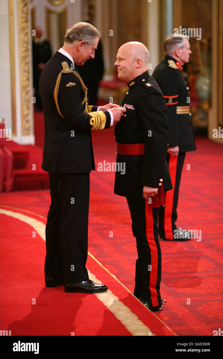 Lieutenant Colonel Derek Hudson is made an OBE by the Prince of Wales at Buckingham Palace. This picture must be credited to PA Photos. Stock Photo