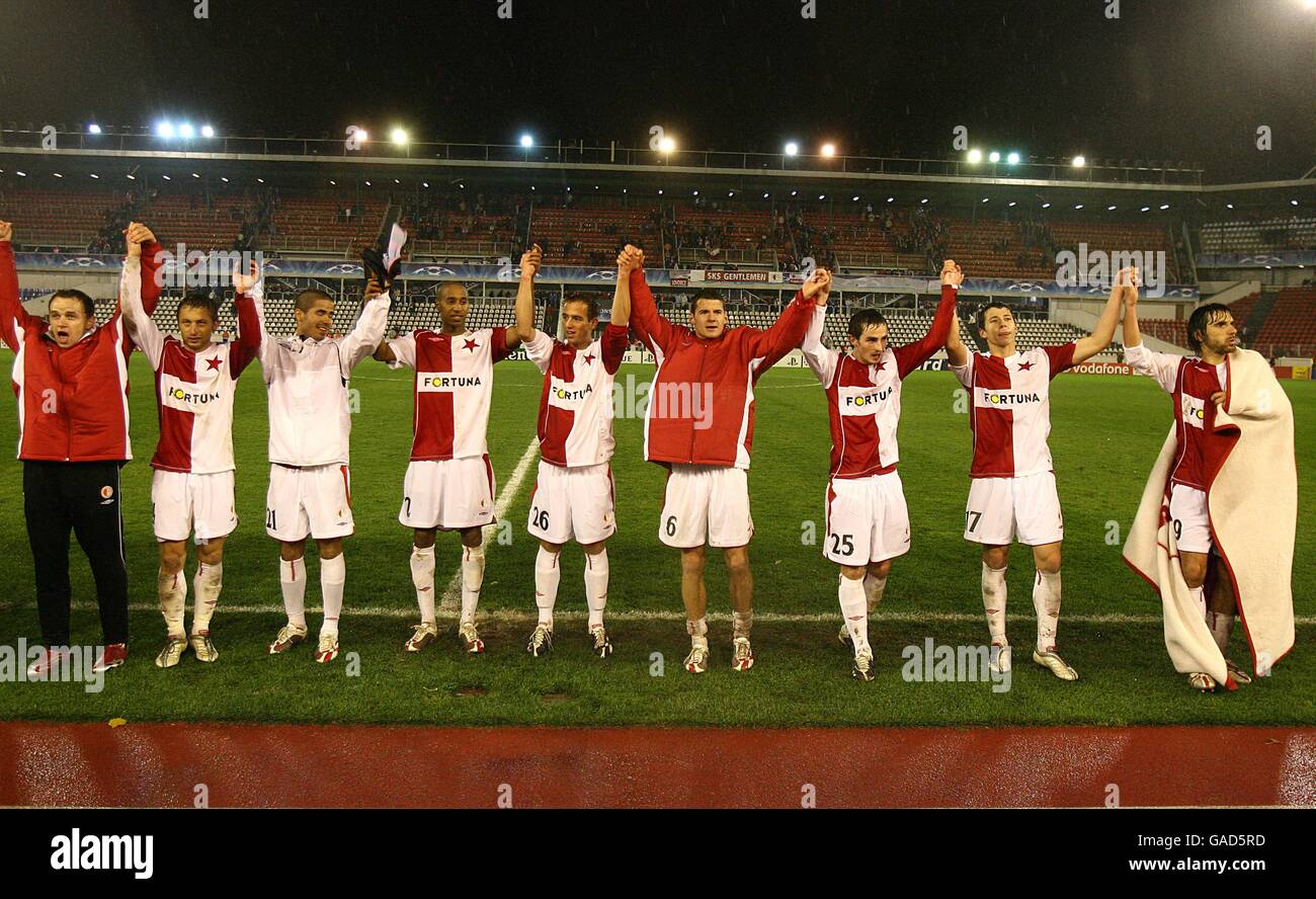 Soccer - UEFA Champions League - Group H - Slavia Prague v Arsenal - Evzena  Rosickeho Stadium. Arsenal Team Group Stock Photo - Alamy