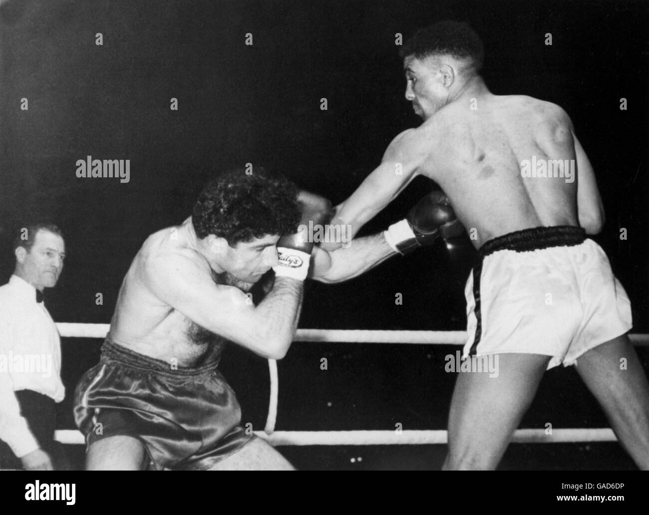 Boxing - Middleweight Bout - Randolph Turpin v Jacques Hairabedjian. Randolph Turpin (r) forces opponent Jacques Hairabedjian (l) onto the back foot Stock Photo