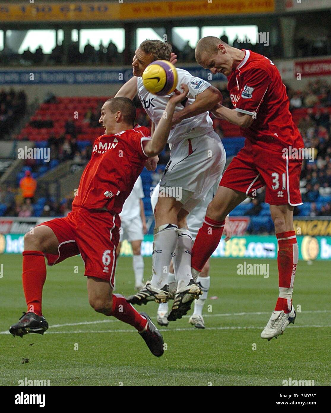 Soccer - Barclays Premier League - Bolton Wanderers v Middlesbrough - Reebok Stadium. Bolton Wanderers' Kevin Davies (c) competes with Middlesbrough's David Wheater (r) and Emanuel Pogatetz for the ball Stock Photo
