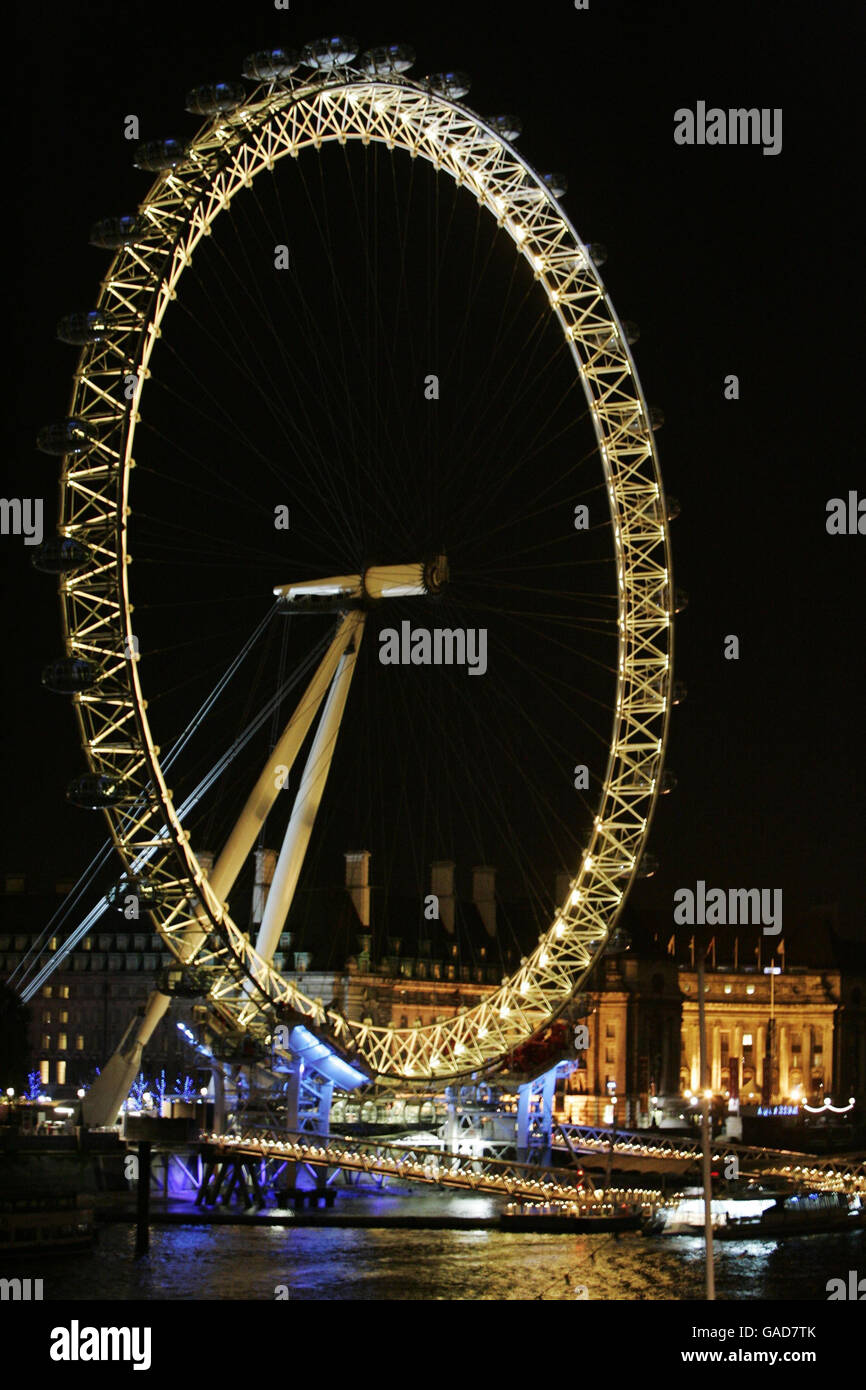 The London Eye goes gold, to kick off the opening week's celebrations for 'Tutankhamun and the Golden Age of the Pharaohs'. Stock Photo