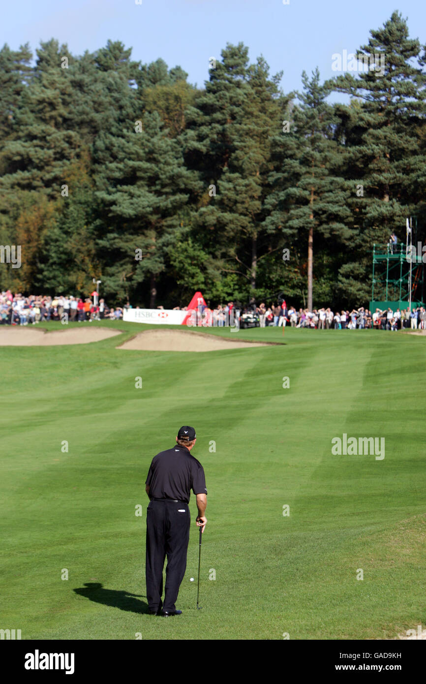 Golf - HSBC World Match Play Championship - Wentworth Club. South Africa's Ernie Els lines up his approach. Stock Photo