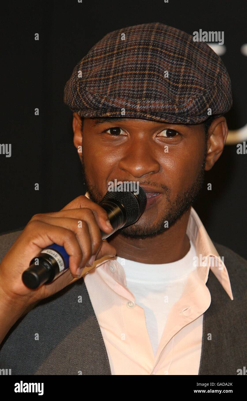 Usher fragrance signing Los Angeles Stock Photo Alamy
