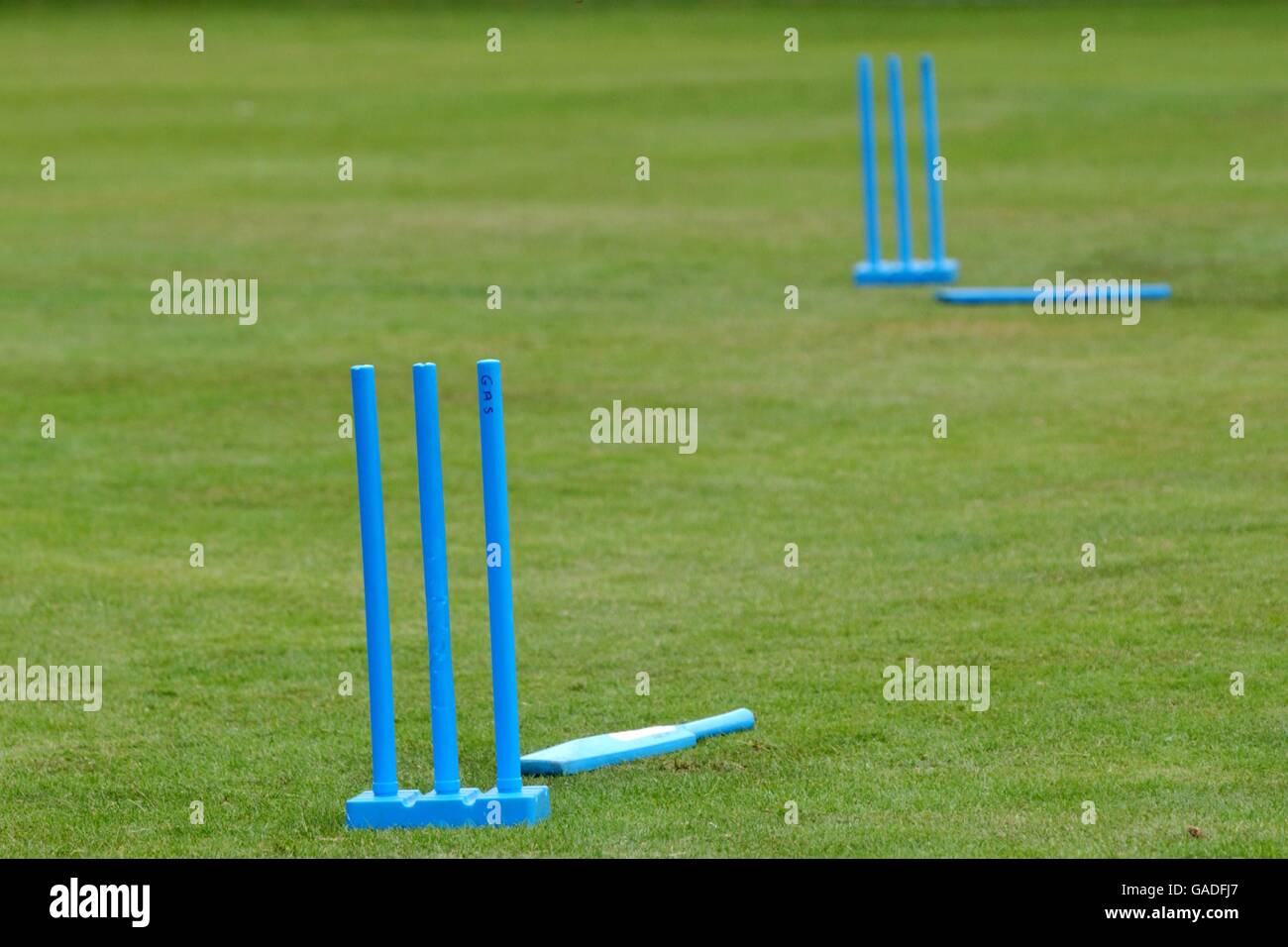 Girls Cricket - Surrey. Kwik cricket wickets Stock Photo