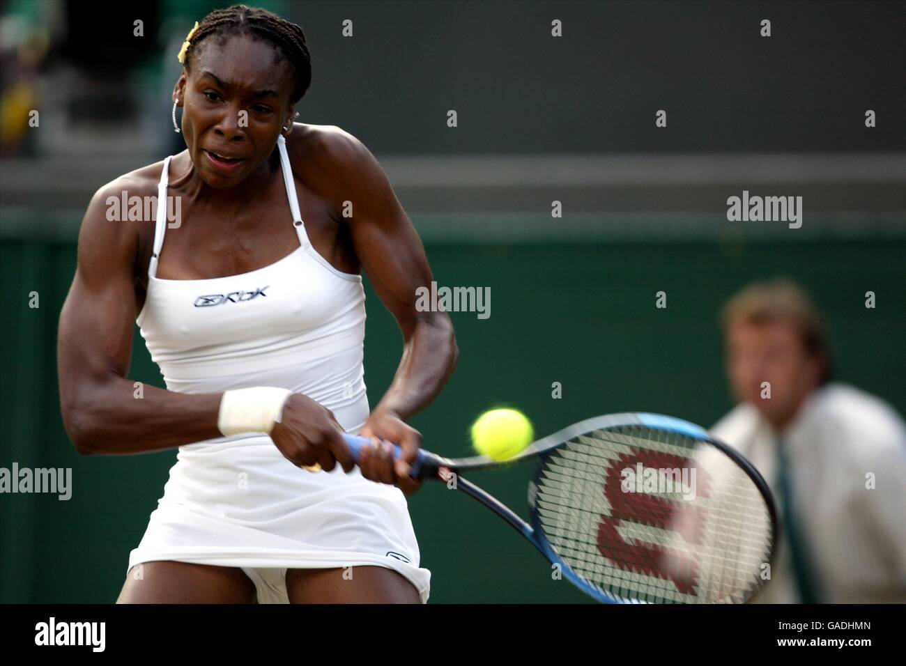 Tennis, Wimbledon 2002, Third Round. Venus Williams in action against Maureen Drake Stock Photo