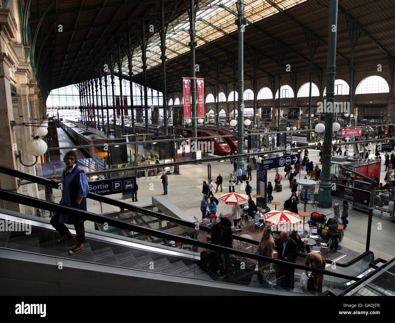 interior-of-the-gare-du-nord-railway-station-in-paris-terminus-for-the