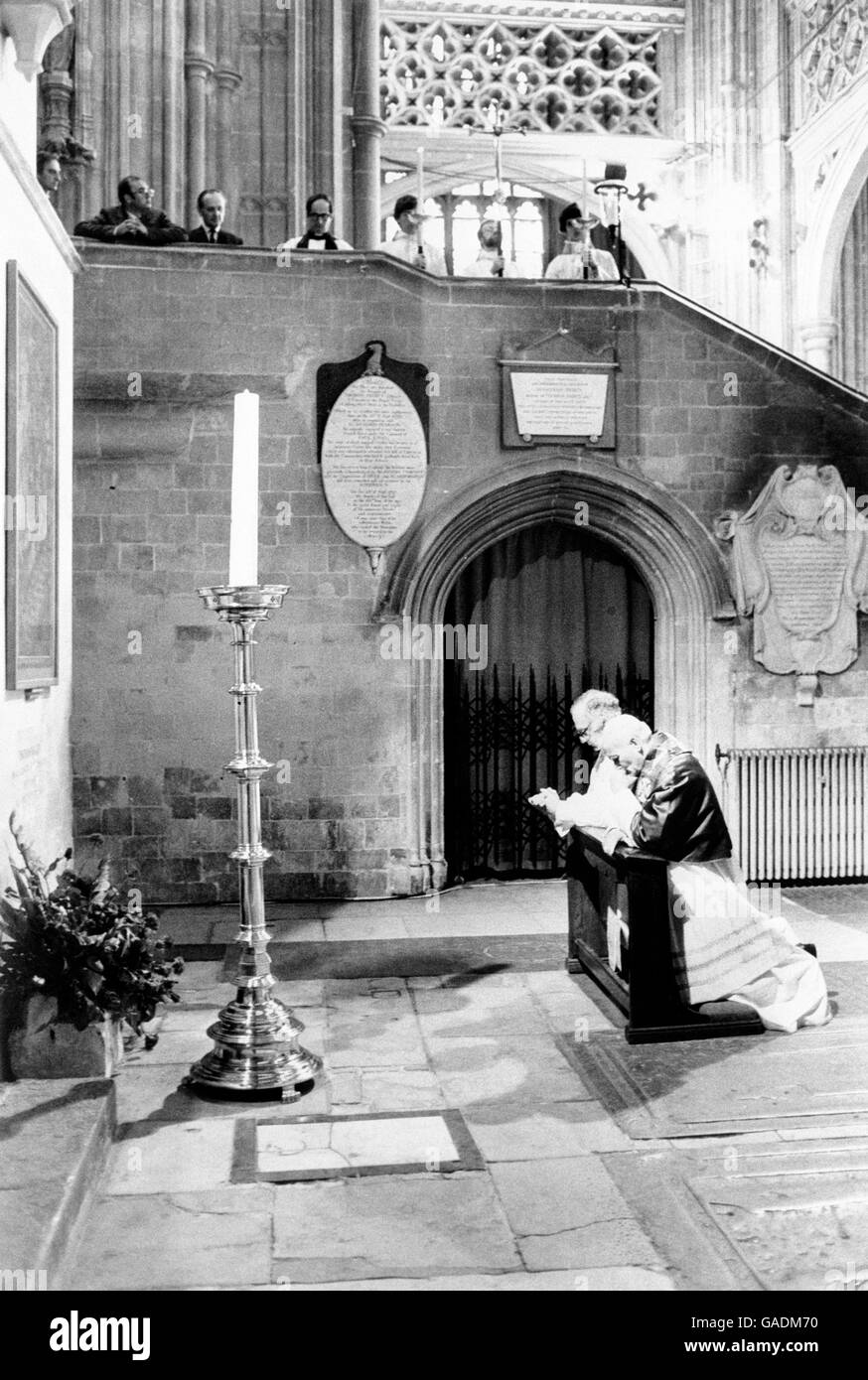 Pope John Paul II and Archbishop of Canterbury, Dr. Robert Runcie, kneel together in Canterbury Cathedral where Thomas a'Beckett was murdered on the instruction of Henry II in 1170. Thomas, saint and martyr, was an Archbishop of Canterbury, his shrine has become a place of pilgrimage. Stock Photo