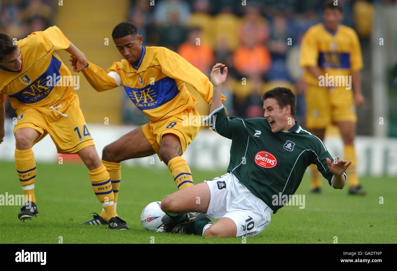 Soccer - Nationwide League Division Two - Mansfield Town v Plymouth Argyle. Mansfield Town's David Jervis and Lee Williamson tackle Plymouth Argyle's Ian Stonebridge Stock Photo