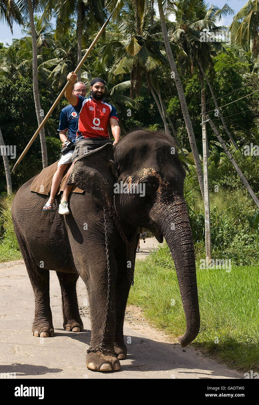 Cricket - England Visit Pinawella Village - Kandy. England's Monty Panesar and coach Mark Saxby ride an elephant during a visit to Pinawella village near Kandy, Sri Lanka. Stock Photo