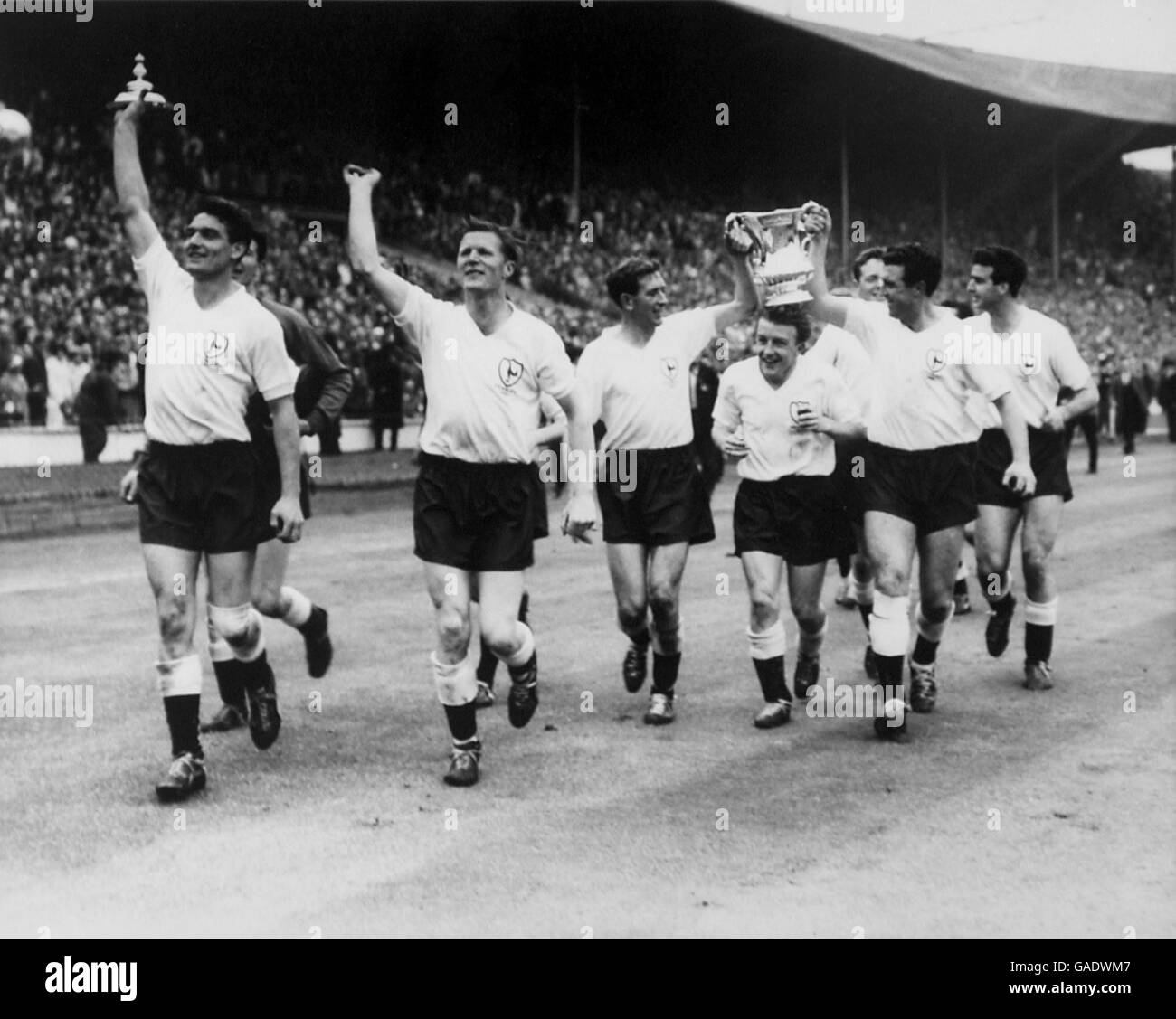 (L-R) Tottenham Hotspur players parade the FA Cup around Wembley after their 2-0 victory: Ron Henry, Bill Brown, Peter Baker, Danny Blanchflower, Terry Dyson, Les Allen, Bobby Smith and Maurice Norman Stock Photo