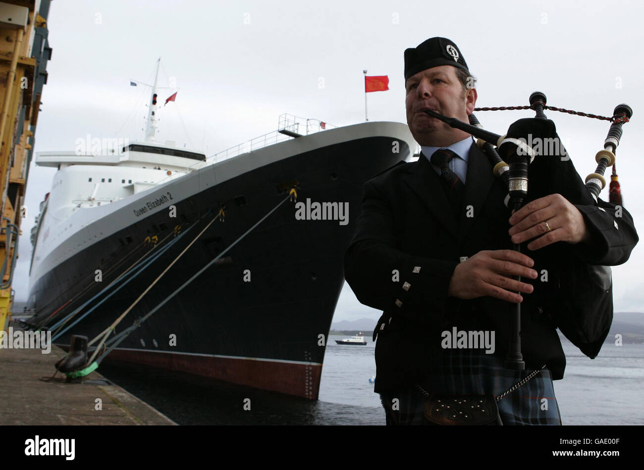 Piper John Black from Johnston Pipe Band plays as the QE2 arrives at