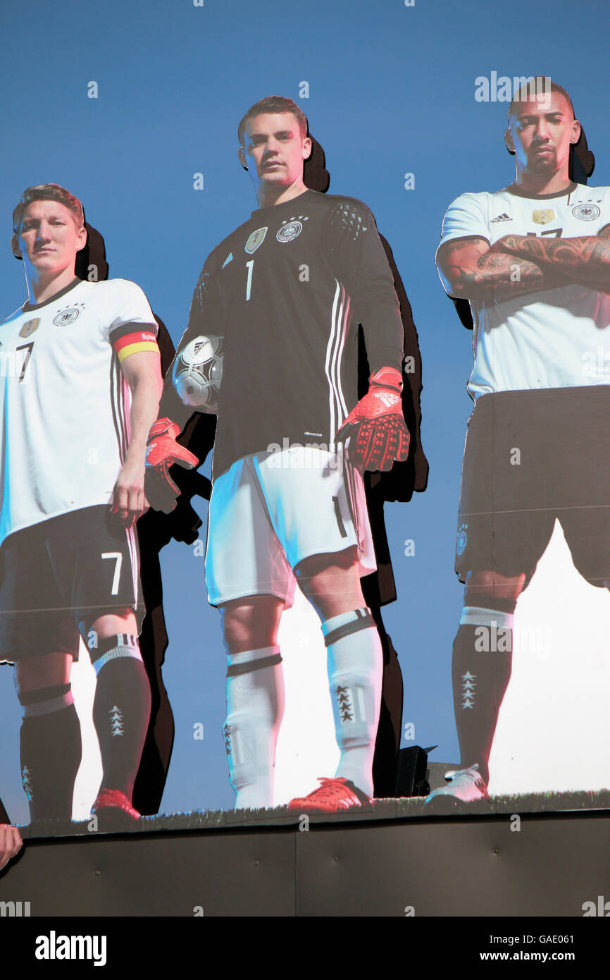 Bilder von Bastian Schweinsteiger, Manuel Neuer, Jerome Boateng - 'Die Mannschaft' - Impressionen: Fanmeile, Strasse des 17. Jun Stock Photo