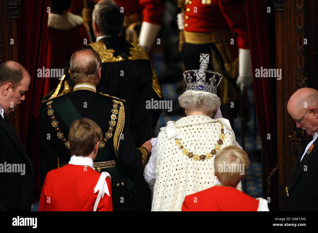 Queen Elizabeth II wears the Imperial State Crown at the State Opening Of  Parliament in London on November 15, 2006. Anwar Hussein/EMPICS  Entertainment Stock Photo - Alamy