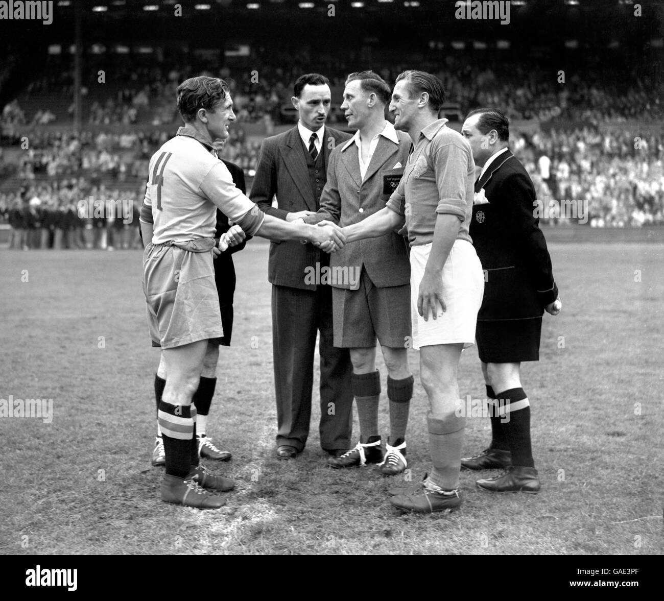 Soccer - Summer Olympic Games 1948 - Final - Yugoslavia v Sweden - London - Wembley Stadium. Yugoslavia's captain and Sweden's captain toss up prior to kick off Stock Photo