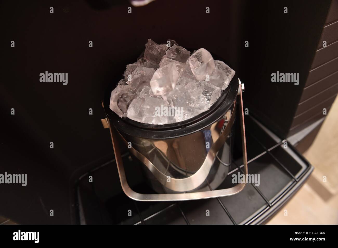 Ice cubes maker Stock Photo Alamy