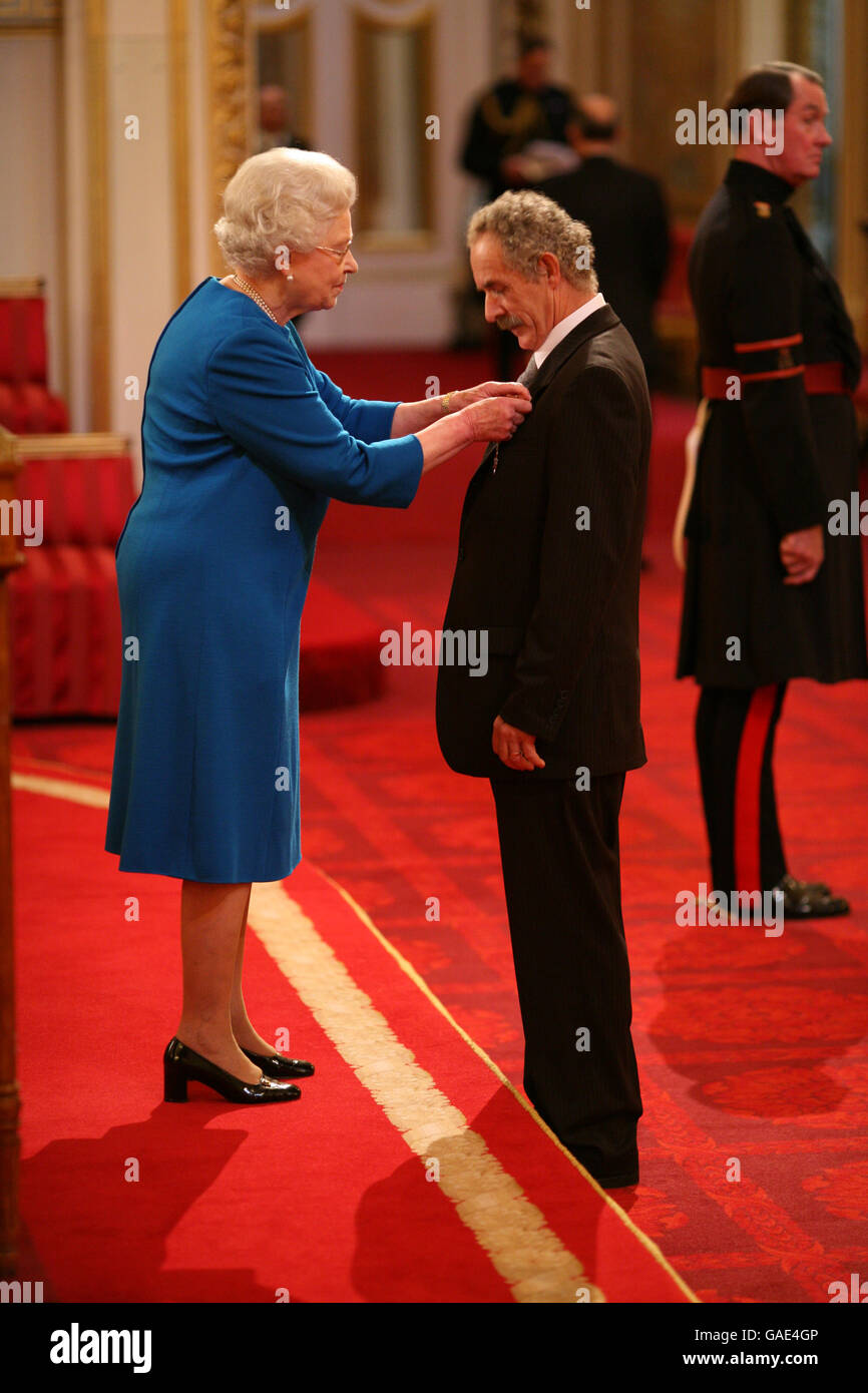 Mr. John Braden from Carshalton is made an MBE by The Queen at Buckingham  Palace Stock Photo - Alamy