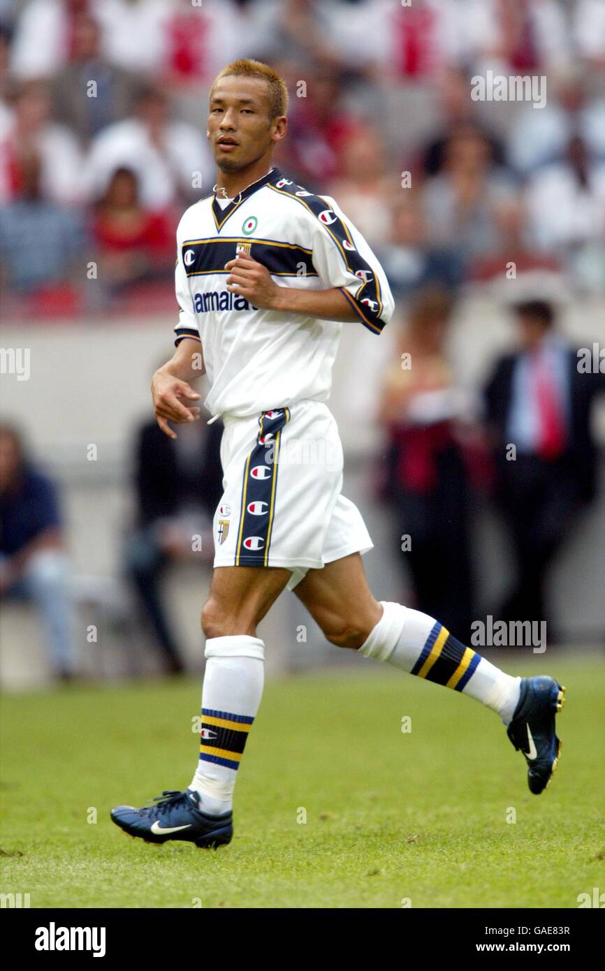 Soccer - Amsterdam Tournament - Barcelona v Parma. Parma's Hidetoshi Nakata in action during the match against Barcelona Stock Photo