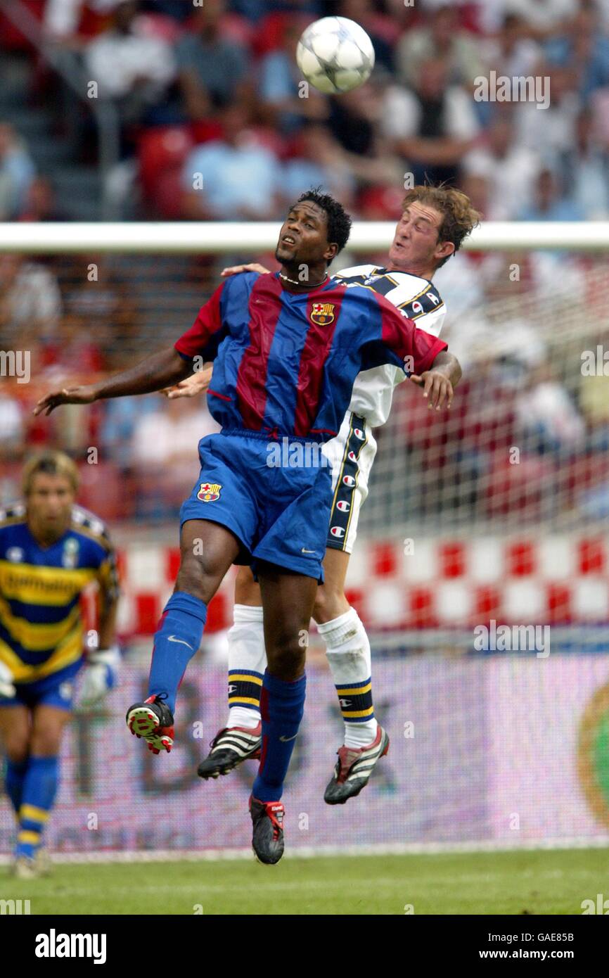 Barcelona's Patrick Kluivert battles for the ball in the air with Parma's Aimo Diana Stock Photo