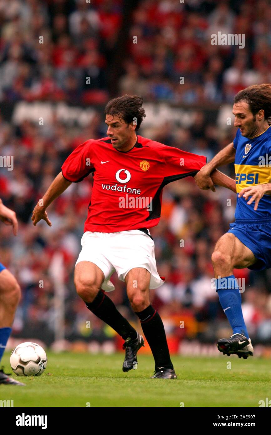 Manchester United's Ruud Van Nistelrooy (l) holds off the challenge of