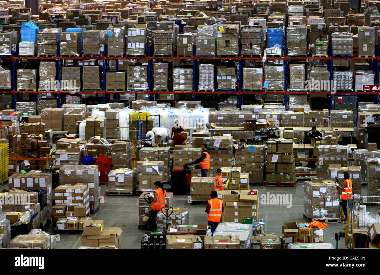 Uk distribution centre near milton keynes hires stock photography and