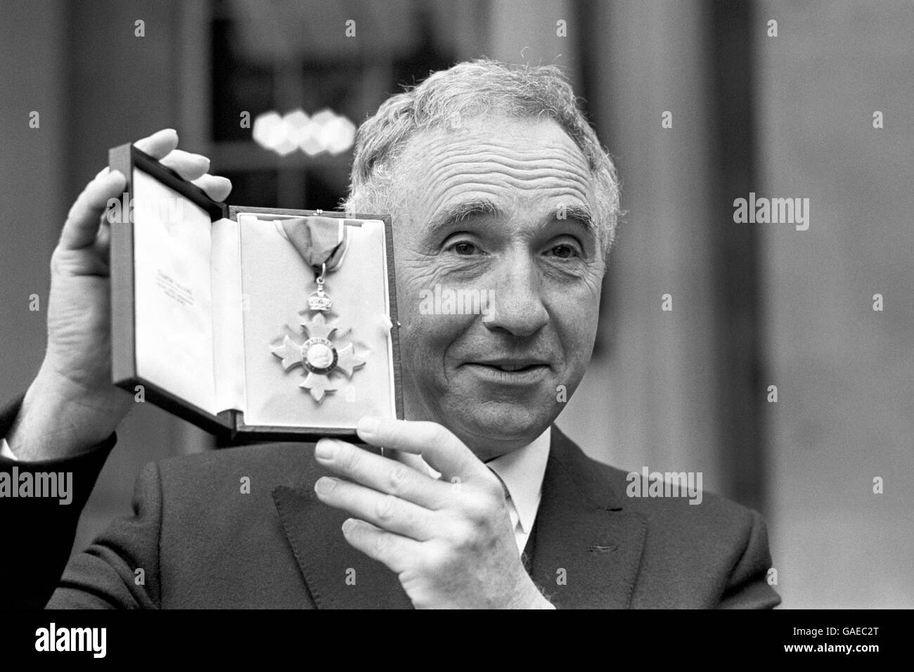 Actor Nigel Hawthorne, star of BBC TV's 'Yes, Minister' and 'Yes, Prime Minister' with his medal after being made a Commander of the Most Excellent Order of the British Empire (CBE) at Buckingham Palace. Stock Photo